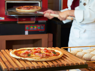 ピザ窯で焼きあげる熱々本格ピザ
