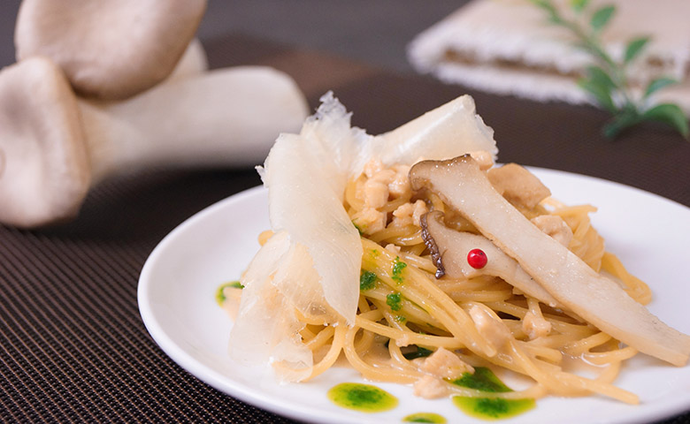 サーモントラウトと和歌山県産アワビ茸のポルチーニクリームパスタ　ラスパデューラ添え