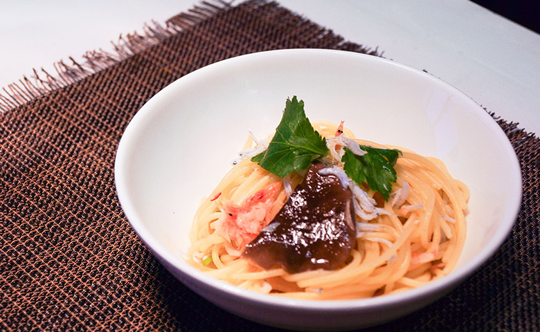 しらす、龍神椎茸・その日の香り菜のペペロンチーノ　ラスパデューラ添え