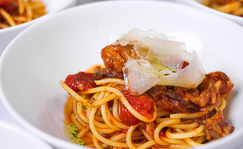 牛すじのトマトパスタ ラスパデューラ添え