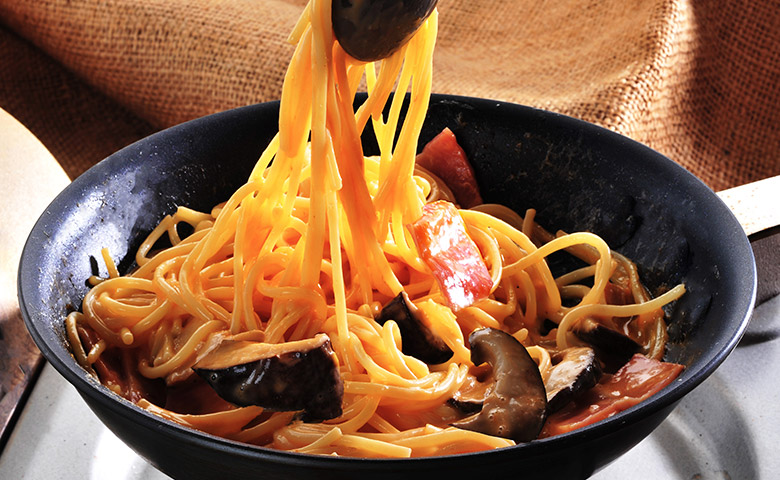 ベーコンと茸の海老クリームパスタ ラスパデューラ添え